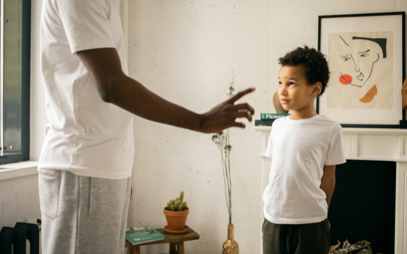 Bố mẹ cần dạy con tôn trọng người khác và tôn trọng những quy định chung, thấu hiểu, yêu thương và giúp đỡ mọi người xung quanh nhiều hơn