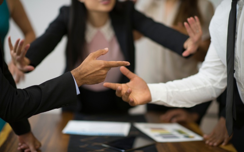 Phản biện là tốt nhưng vấn đề gặp phải của những người có vân tay ULS là họ lúc nào cũng phản biện, hay có những câu hỏi và khiến người xung quanh cảm thấy đang bị soi mói