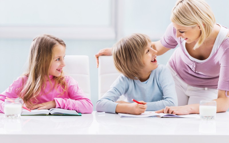 Bố mẹ chia sẻ và trò chuyện với con nhiều hơn để con không còn cảm thấy cô đơn