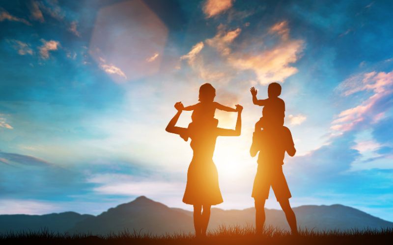 Ba mẹ nên đồng hành và gần gũi với con nhiều hơn để kịp thời hỗ trợ bé