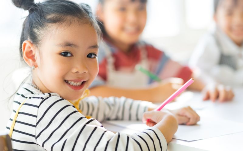 Học cách khiêm tốn sẽ giúp bé có cơ hội học hỏi được nhiều hơn và nhận được sự yêu quý từ người xung quanh