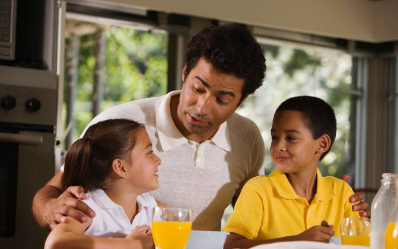 Trẻ sẽ khó hòa đồng với mọi người vì tự huyễn, đề cao bản thân quá mức nên bố mẹ cần dạy con khiêm tốn và hòa đồng với mọi người